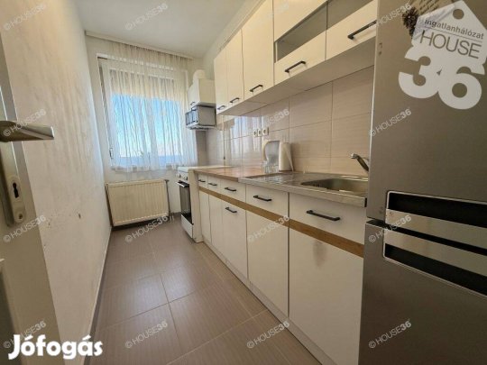 Petőfivárosban eladó zárt udvari beállóval 2.emeleti lakás!