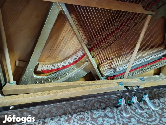 Petrof. Pianino 3 Pedálos 