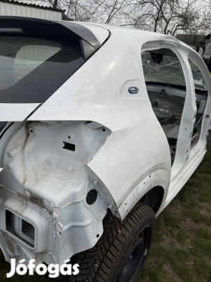 Peugeot 208 hátsó sárvédő lámpa hátfal csomagterajtó küszöb oszlop