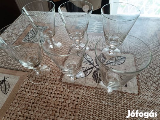 Pezsgős és boros poharak