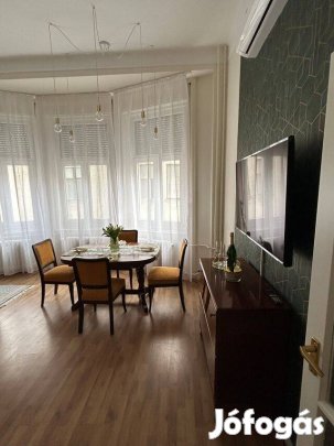 Piac utcán teljes bútorzattal és gépesítéssel együtt lakás eladó!