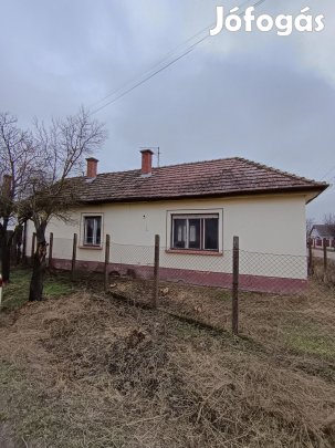 Piaci ár alatt, jó elosztással rendelkező családi ház eladó Cegléden!