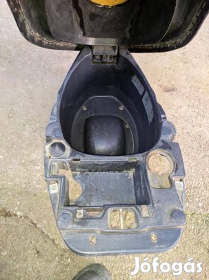 Piaggio Zip2 ülés alatti műanyag idom