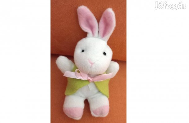 Pici, fehér nyuszi, nyuszika, kabala figura, zöld mellényben (13 cm)