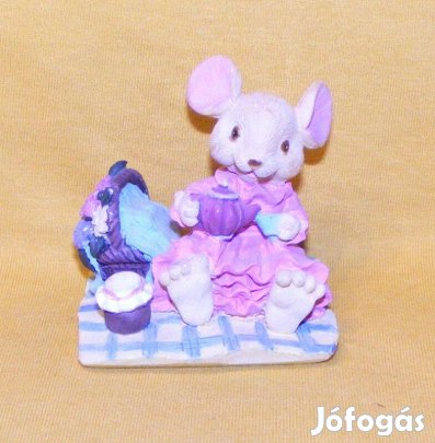 Piknikező egér figura