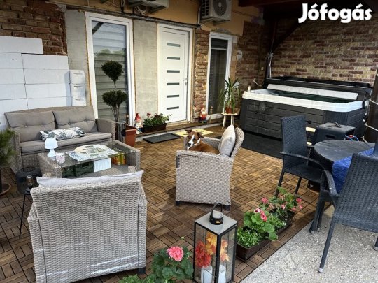 Pilis, Központ közeli út, 112 m2-es, 2 generációs, családi ház