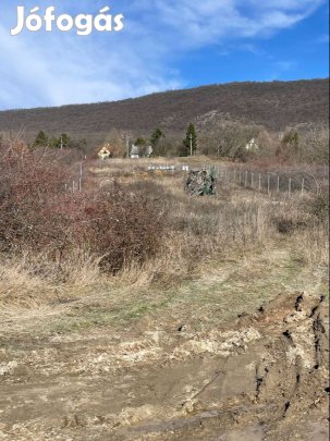 Pilisszántó gyönyörű részén, a faluban lévő panorámás hegyoldalon, szé