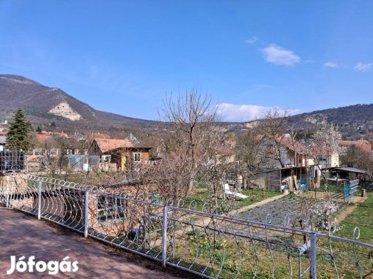 Pilisszántó kedvelt utcájában eladó egy kétszintes, 2x75 nm-es családi