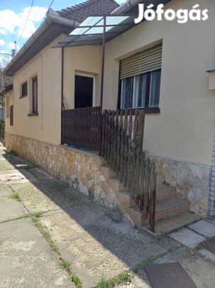 Pilisszentivánon eladó egy 3 szobás, 2 fürdőszobás, két bejára...