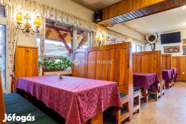 Pilisszentkereszt központjában, Dobogókői úton