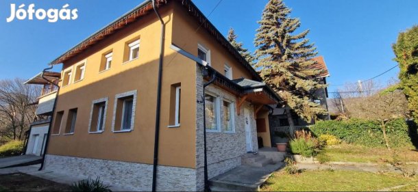 Pilisszentkereszten jól megközelíthető helyen, eladó egy romantikus, p