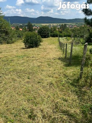 Pilisvörösvár legkedveltebb utcájában eladó egy 1475 nm es, 30% ban be