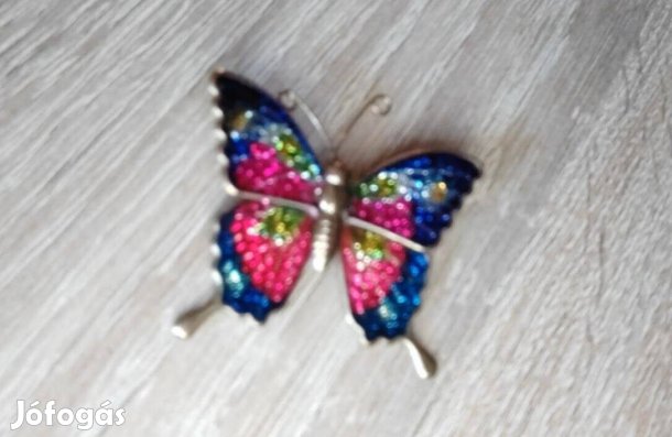 Pillangó kitűző
