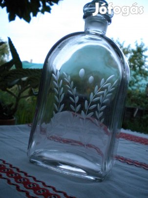 Pincetok literes üveg dugóval csiszolt levél mintás díszítéssel