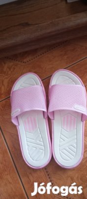 Pink színű női papucs .