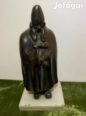 Pipáját tömő juhász szobor