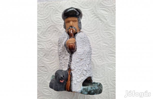 Pipázó juhász puli kutyával jelzett kerámia hamutartó