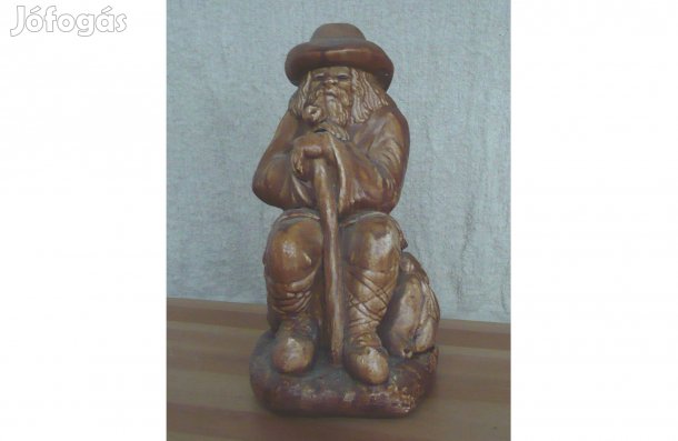 Pipázó öreg, 22 cm magas szobrocska
