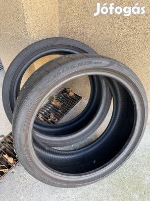 Pirelli Pzero 235/35 R19 nyári gumi