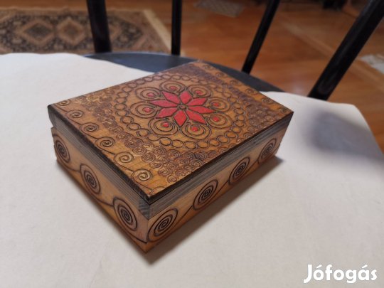 Pirográf égetett mintás fa doboz - ékszerdoboz - 14,5 x 10,5 cm