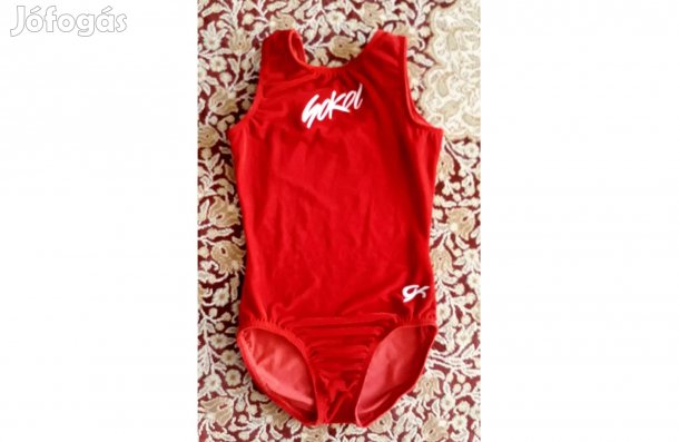 Piros "Sokol" tornamez, H: 56 cm, Sz: 26 cm