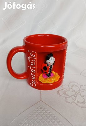 Piros bögre Szeretettel katicabogár virág minta