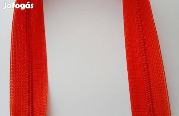 Piros cipzárak, újak, különböző méretben