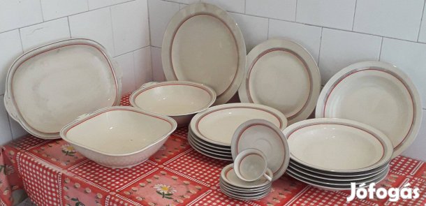 Piros csíkos porcelán étkészlet