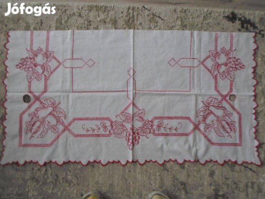 Piros-fehér, hímzett falvédő kézimunka