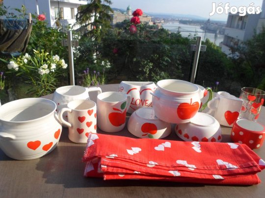 Piros-fehér kerámiák, szív mintával. Szives