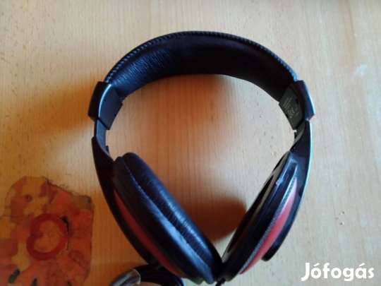 Piros fejhallgató-2