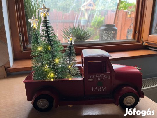 Piros fém, karácsonyi teherautó, dekoráció fenyőfákkal, led lámpákkal
