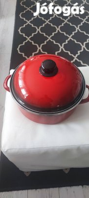 Piros fém fazék lábas fedővel