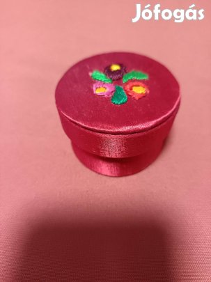 Piros hímzéses dísz textil doboz tároló tartó eladó !