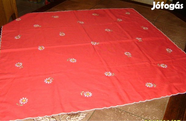 Piros hímzett terítő 83 x 83 cm - Új