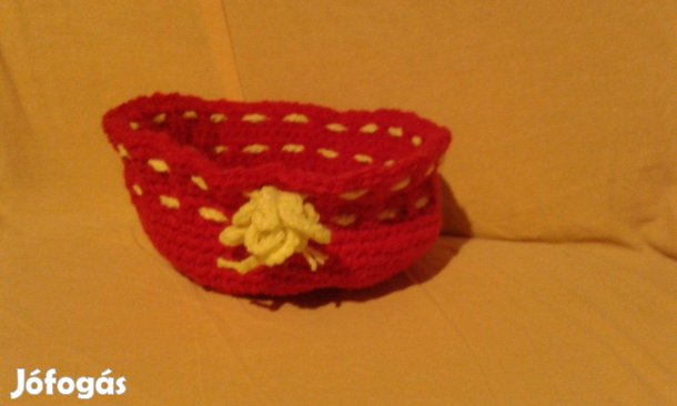 Piros horgolt tároló, kínáló ajándék kosár
