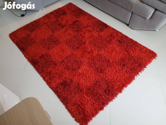 Piros hosszúszálú shaggy szőnyeg pár