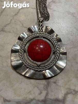 Piros howlit ásvány ezüst színű nagy medál