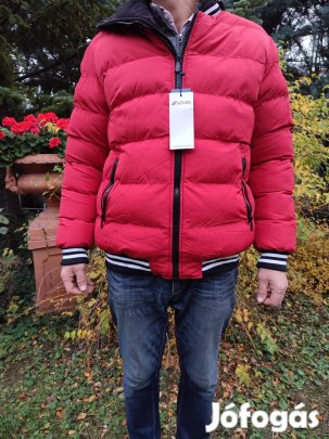 Piros kabát eladó vadiúj, még az összes papírja hozzátűzve bilétázva