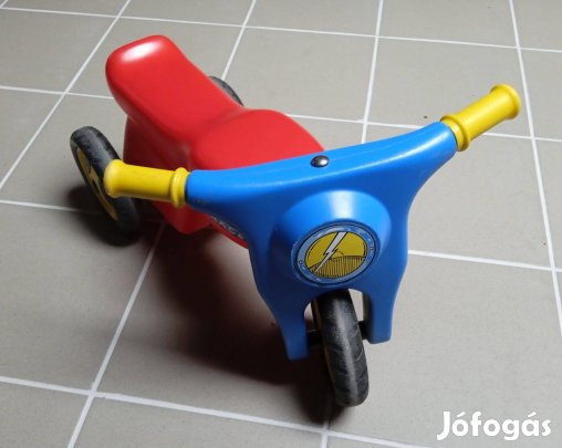 Piros-kék lábbal hajtós gyerek kis motor