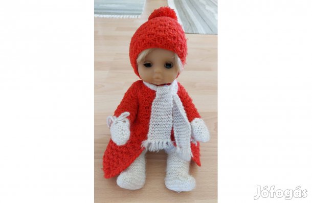 Piros kötöttruhás szőke játékbaba, 30 cm magas