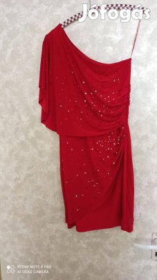 Piros kövekkel díszített sztreccses alkalmi ruha