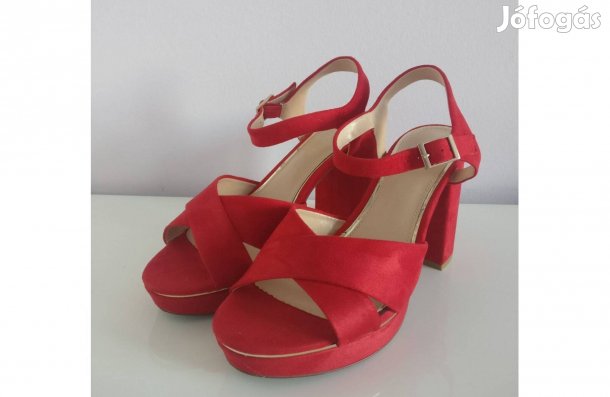Piros magassarkú szandál