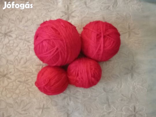 Piros maradék gombolyított fonalak 469g