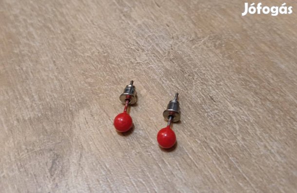 Piros műanyag fülbevaló