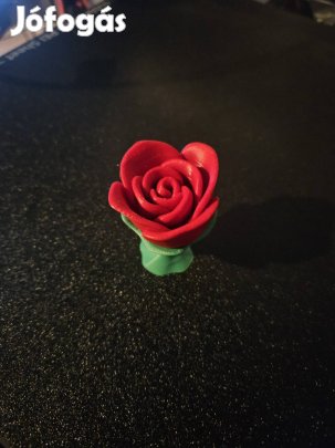 Piros rózsa tartóval