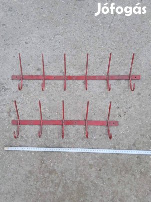 Piros ruha akasztó, ruhaakasztó 1000Ft-ért ill. 1500 fT-ért eladó