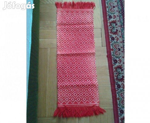 Piros szálbehúzásos asztalterítő