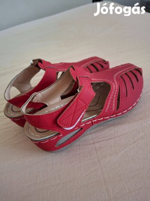 Piros szandál