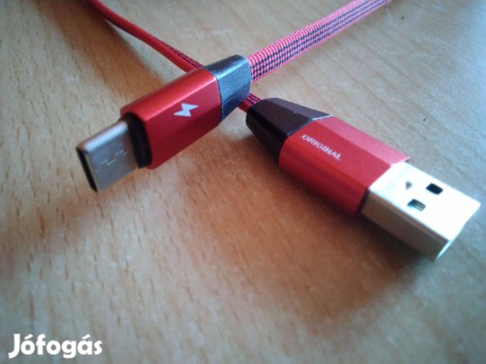Piros színű USB kábel
